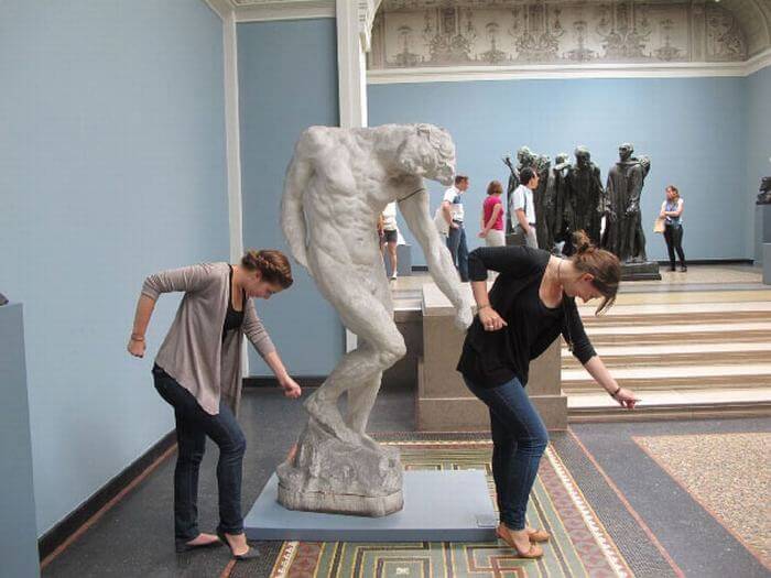 30 Times People Posing With Statues, And The Pics Are Cleverly Hilarious