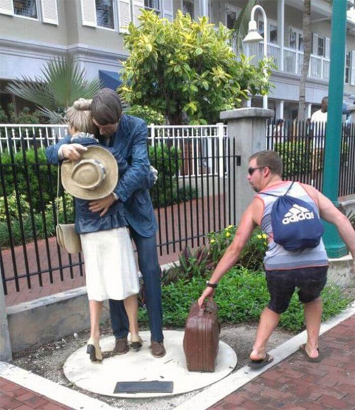 30 Times People Posing With Statues, And The Pics Are Cleverly Hilarious