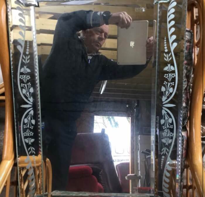 people trying to sell mirrors