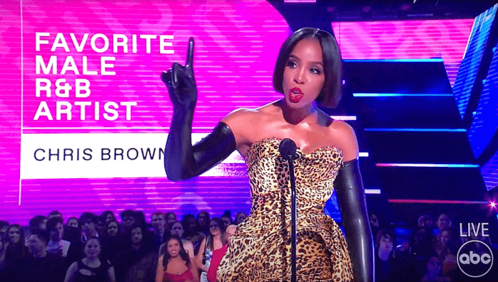 Kelly Rowland Asks Crowd to 'Chill Out'