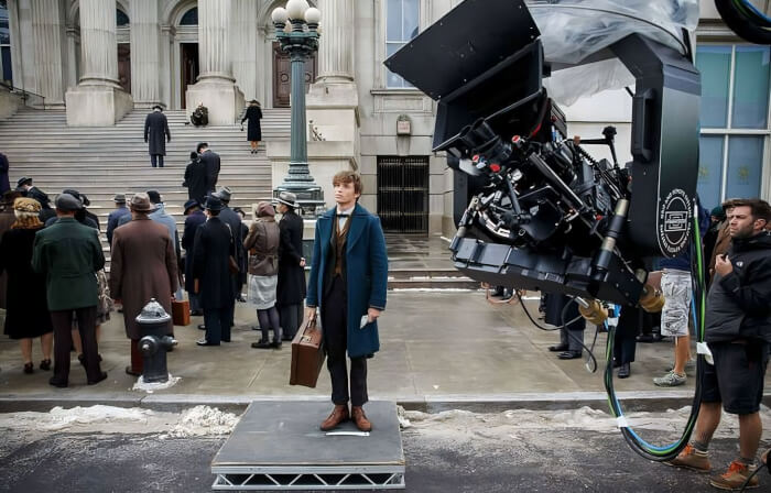 behind-the-scenes pics Eddie Redmayne’s trick to looking taller in Fantastic Beasts and Where to Find Them