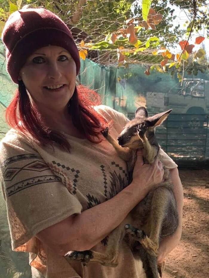 kangaroos hugging