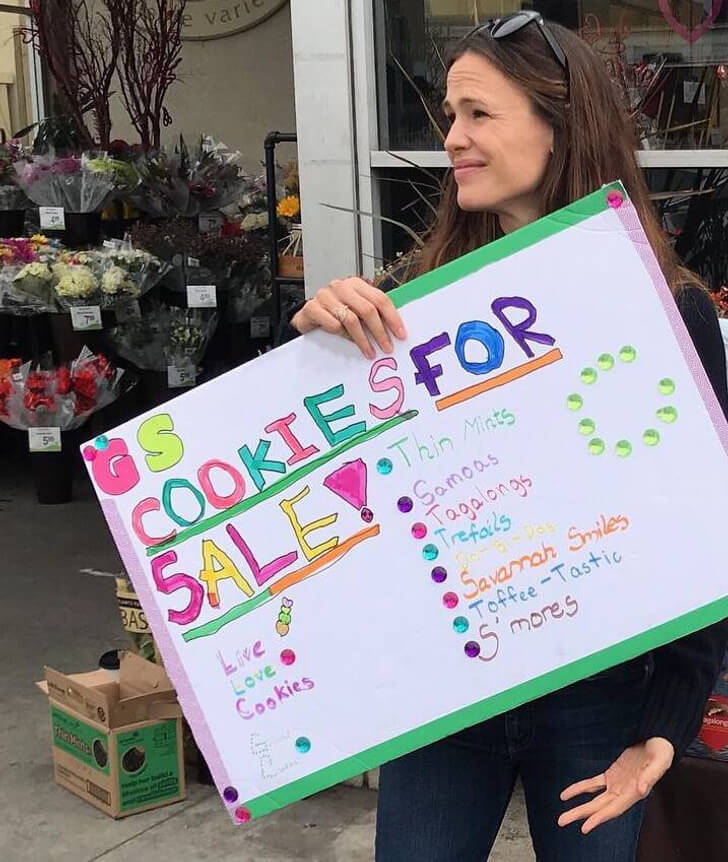 celebrity parenting moments Jennifer Garner helping out her kids with their Girl Scout cookie sale.