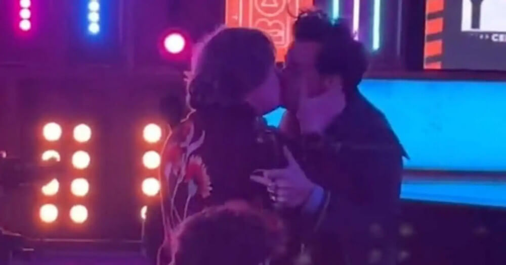 Lewis Capaldi kiss Harry Styles - Is Lewis Capaldi Gay