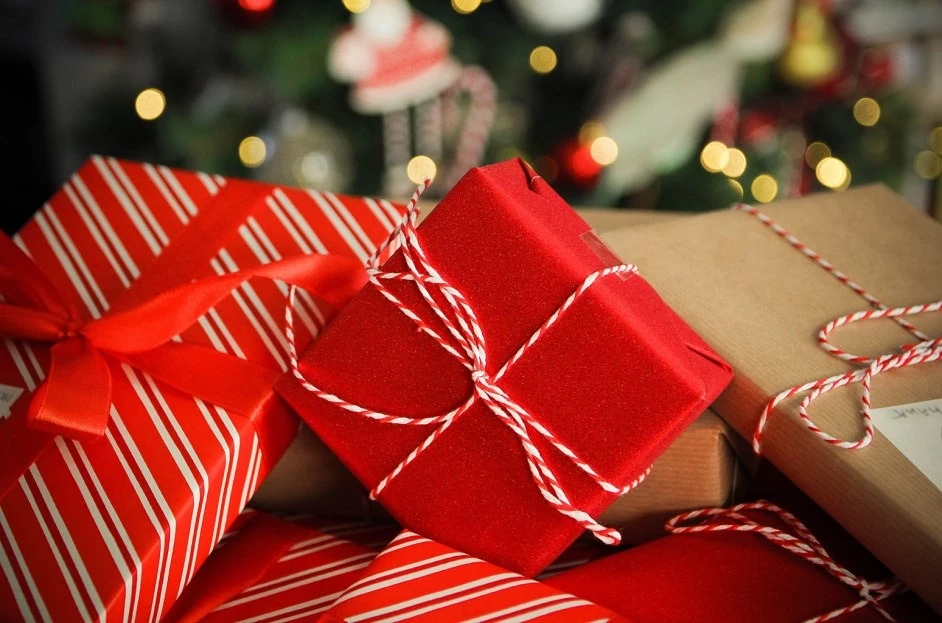 Woman gets called a 'stalker' after giving her fiance's thoughtful Christmas Gifts