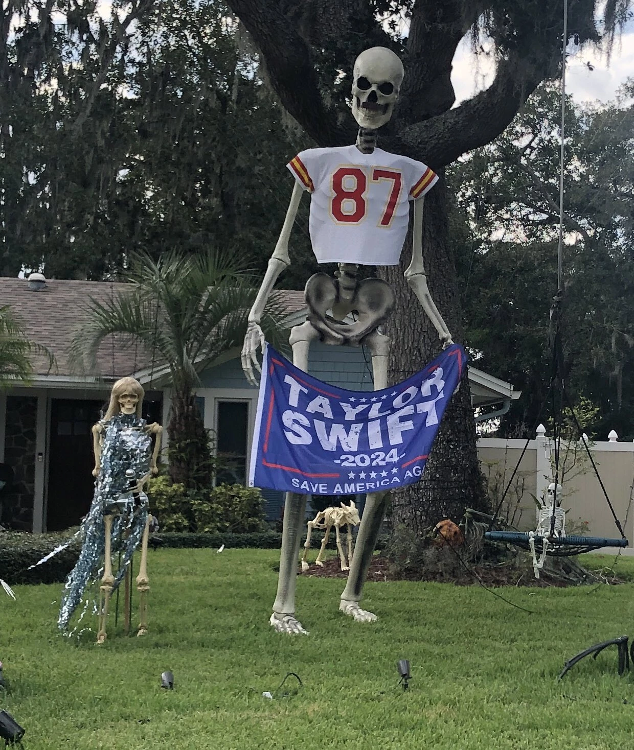 Halloween Is Coming Soon, So This Neighbor Has A Nice Idea