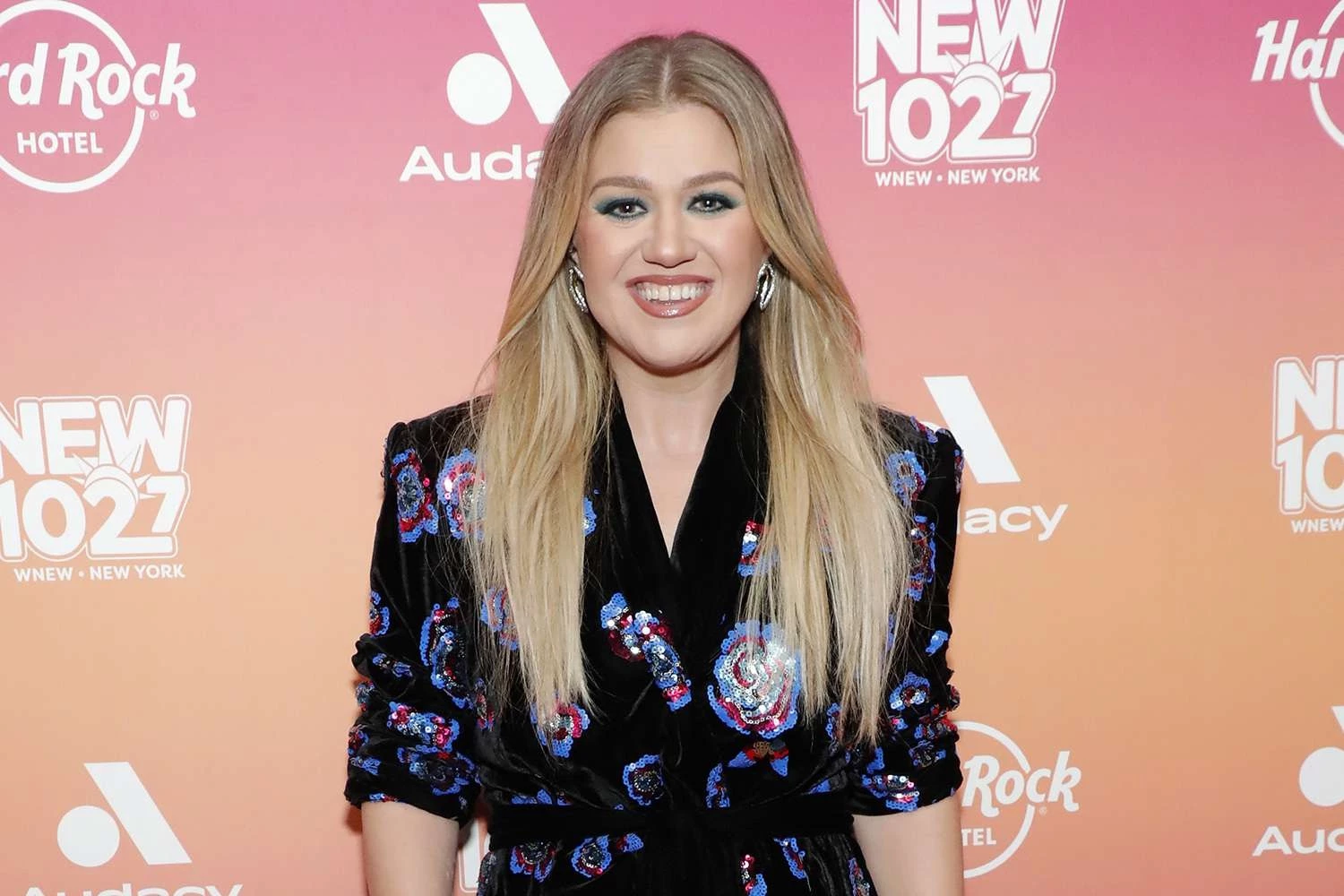 Kelly Clarkson frankly shares her shower habit.