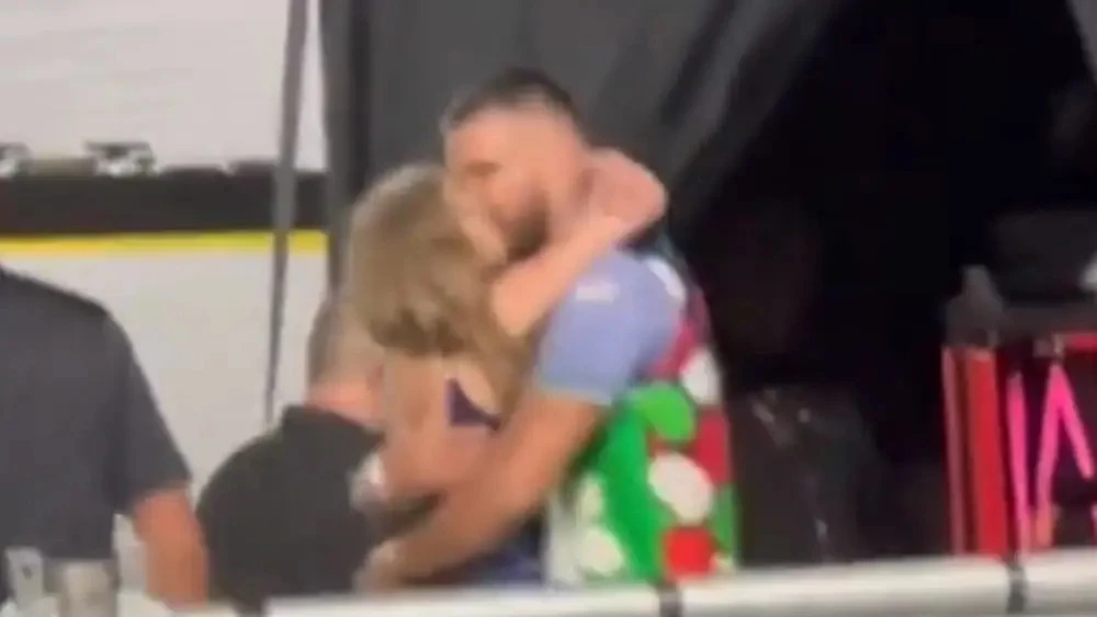Taylor Swift Viral Kiss With Travis Kelce