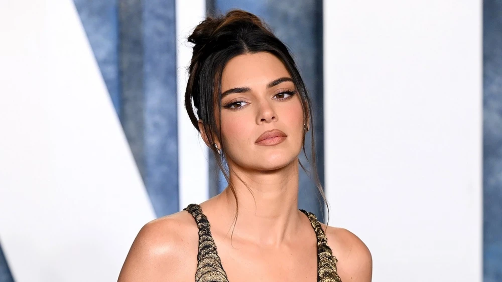 Kendall Jenner Doesn't Know How To Cut A Cake With A Knife