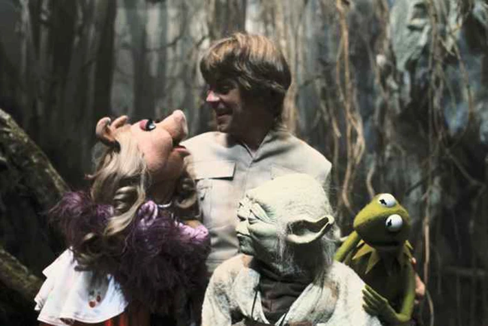 Kermit and Piggy visit Mark Hamill and Yoda on the Dagobah set.