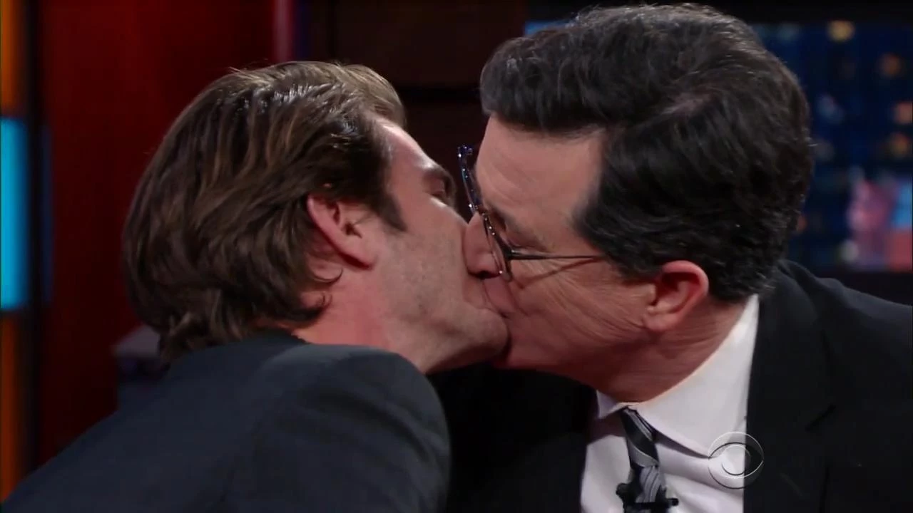 andrew garfield kissing stephen colbert - is andrew garfield gay?