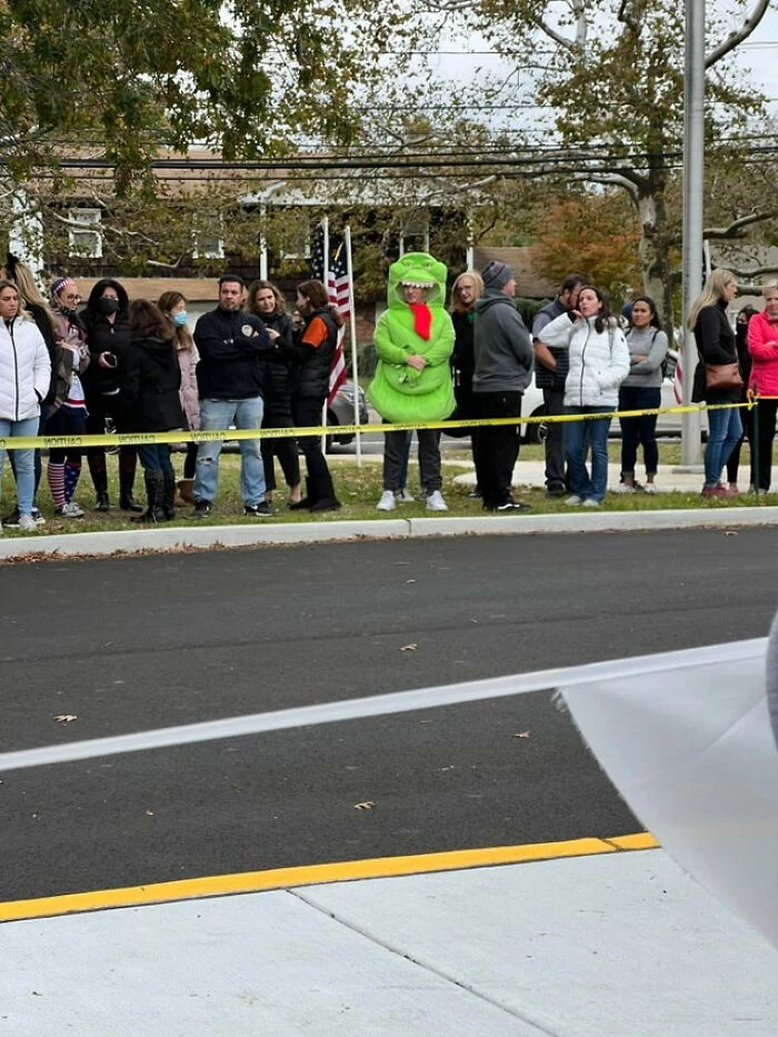 This Dad Misunderstood His Kid’s School Costume Parade In The Most Hilarious Way Possible 