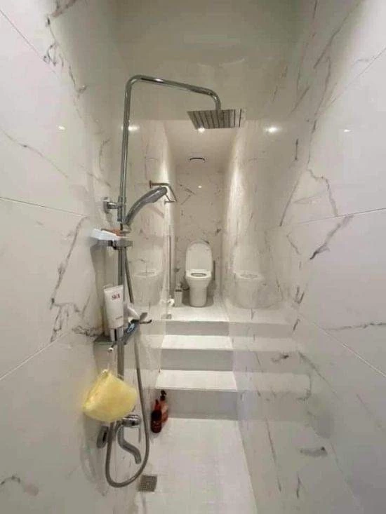 Claustrophobic People Will Have A Grand Time Using This Bathroom