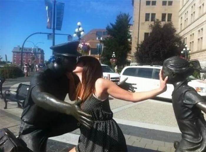 30 Times People Posing With Statues, And The Pics Are Cleverly Hilarious