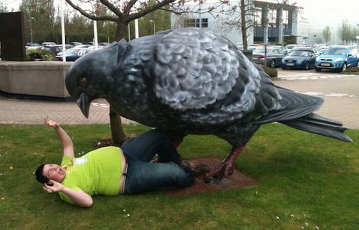 30 Times People Posing With Statues, And The Pics Are Cleverly Hilarious