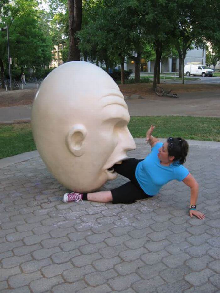 30 Times People Posing With Statues, And The Pics Are Cleverly Hilarious