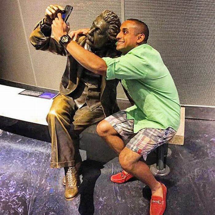 30 Times People Posing With Statues, And The Pics Are Cleverly Hilarious