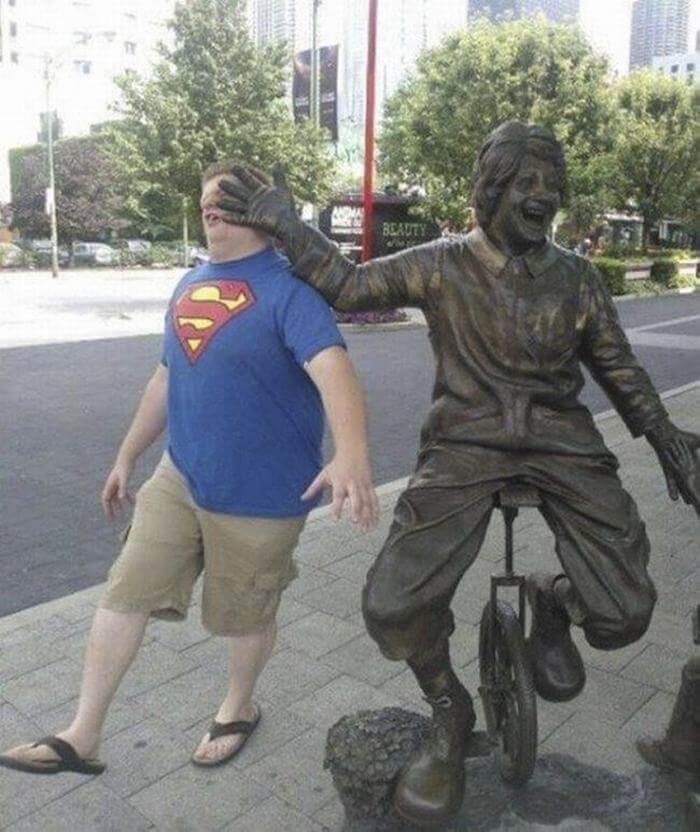 30 Times People Posing With Statues, And The Pics Are Cleverly Hilarious